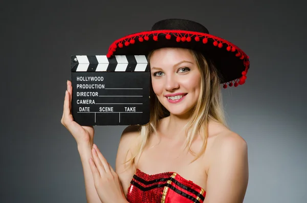 Rolig mexikansk kvinna med sombrero och film clapboard — Stockfoto