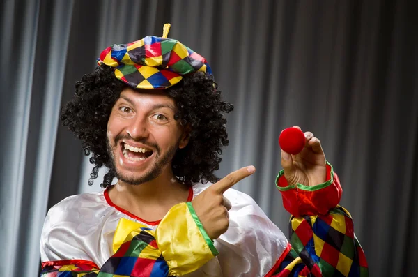 Drôle clown dans humour concept contre rideau — Photo
