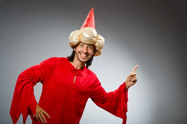 Feiticeiro engraçado vestindo vestido vermelho — Fotografia de Stock