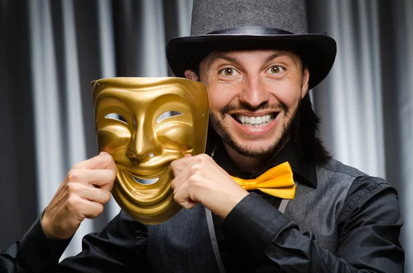 Vtipný koncept s divadelní maskou — Stock fotografie