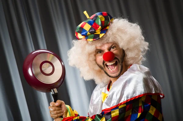 Wütender Clown mit Bratpfanne — Stockfoto