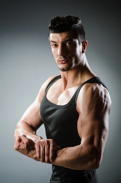 Homem muscular posando — Fotografia de Stock