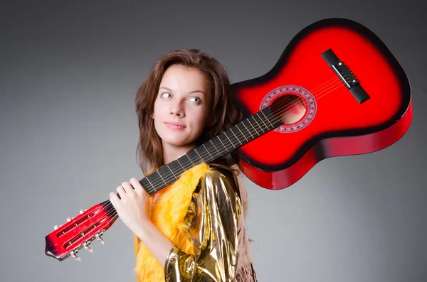 Guitarrista con instrumento rojo — Foto de Stock