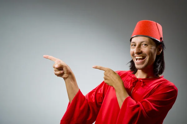 Uomo divertente in abito rosso con cappello fez — Foto Stock