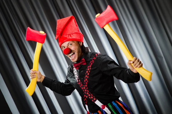 Payaso divertido con hacha roja —  Fotos de Stock