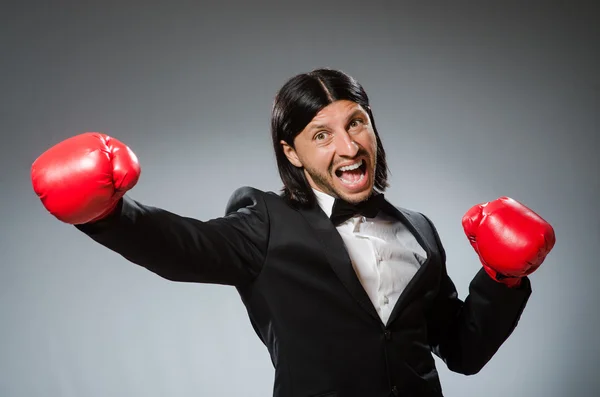 Homem de negócios com luvas de boxe — Fotografia de Stock