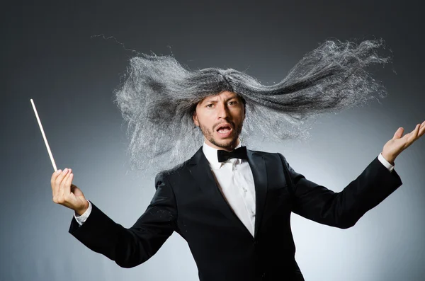 Śmieszny dyrygent z długimi siwymi włosami — Zdjęcie stockowe