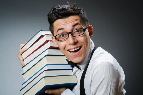 Смешной молодой человек с книгами — стоковое фото