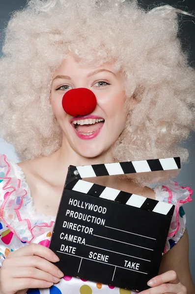 Clown med film clapper styrelse — Stockfoto