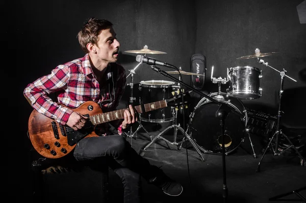 Junger Mann mit Gitarre — Stockfoto