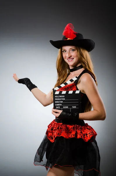 Femme en costume de pirate avec plateau de cinéma — Photo