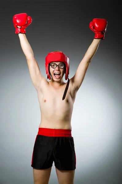 Boxeador divertido contra fondo oscuro —  Fotos de Stock