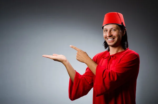 Homem de vestido vermelho usando fez chapéu — Fotografia de Stock