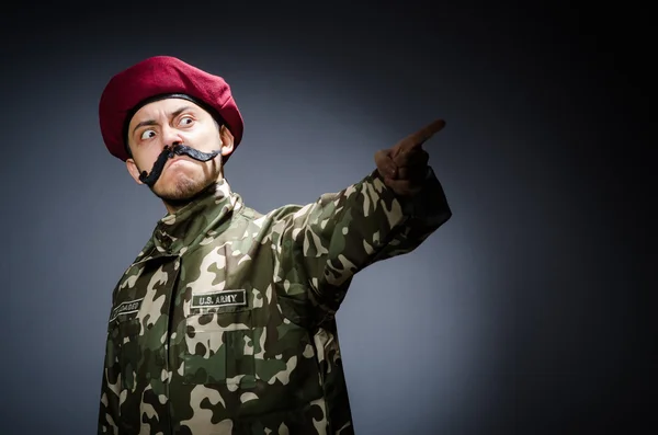 Grappige soldaat in militair concept — Stockfoto