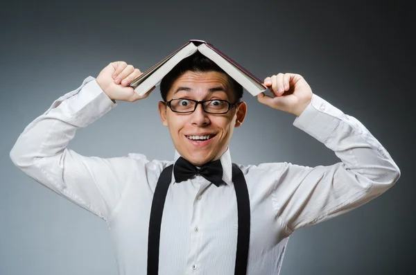 Grappige jongeman met boeken — Stockfoto