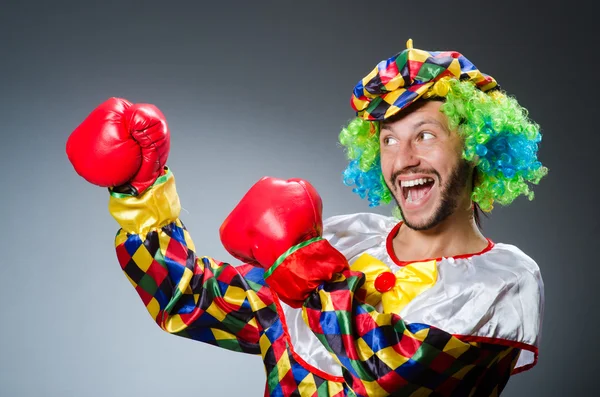 Clown drôle avec des gants de boxe — Photo