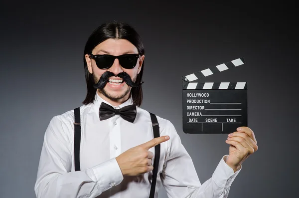 Uomo divertente con clapboard film — Foto Stock