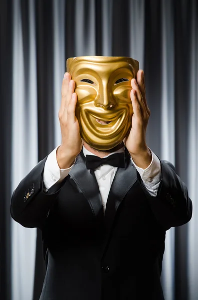 Concetto divertente con maschera teatrale — Foto Stock