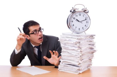 Kağıt yığını ile meşgul adam