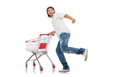 Süpermarket sepeti taşıyan bir adam beyaz üzerinde izole edilmiş.