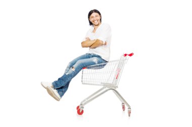 Süpermarket sepeti taşıyan bir adam beyaz üzerinde izole edilmiş.