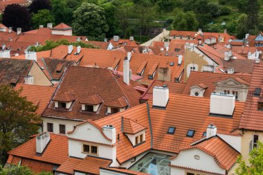 Parlak yaz gününde Prag manzarası