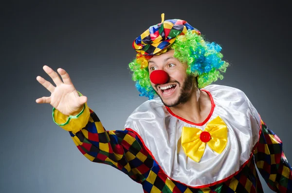 Grappige clown in kleurrijk kostuum — Stockfoto