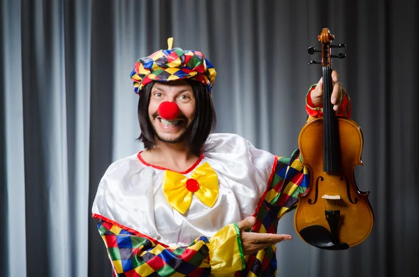 Drôle clown plyaing violon contre rideau — Photo