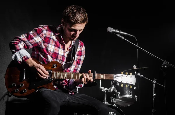 Mann mit Gitarre — Stockfoto