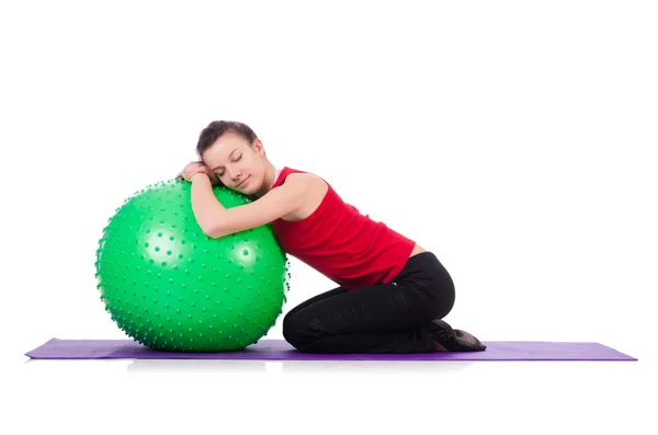 İsviçre topuyla egzersiz yapan genç bir kadın. — Stok fotoğraf