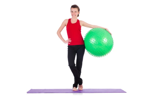 Mujer joven haciendo ejercicio con pelota suiza — Foto de Stock