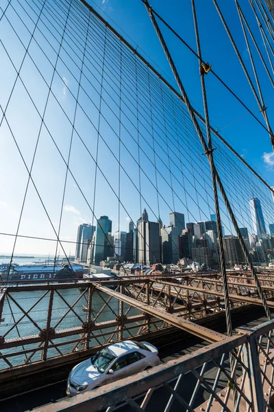 Vista de la parte baja del puente de Brooklyn — Foto de Stock