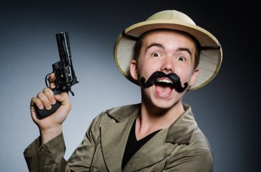 Avlanma konseptinde safari şapkalı bir adam