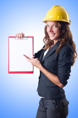 Sert şapkalı ve klasörlü kadın.