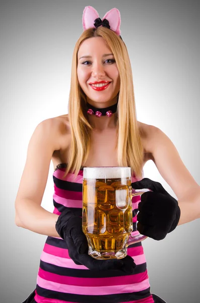 Beyaz bira içen genç garson — Stok fotoğraf