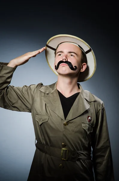 Hombre en sombrero de safari en concepto de caza — Foto de Stock