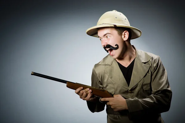 Hombre en sombrero de safari en concepto de caza —  Fotos de Stock