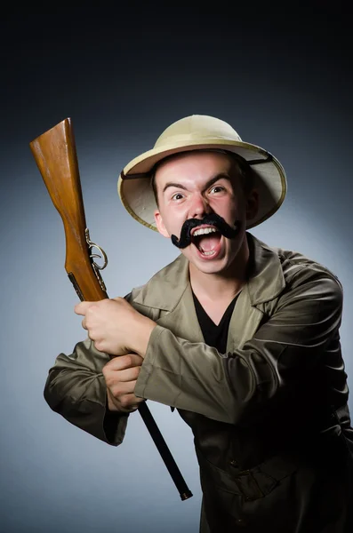 Hombre en sombrero de safari en concepto de caza — Foto de Stock