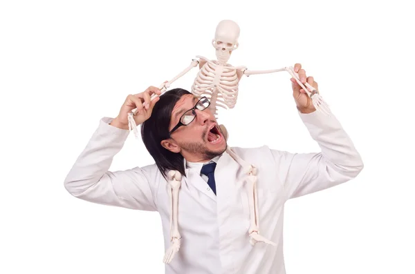 Смешной учитель со скелетом, изолированным на белом — стоковое фото