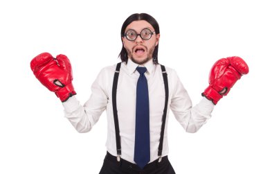 Beyazlara izole edilmiş boks eldivenli komik genç iş adamı