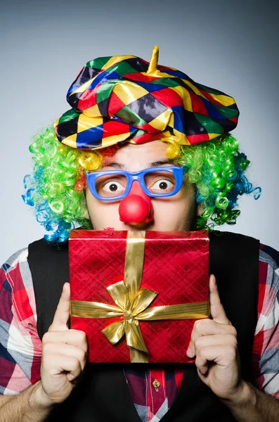 Śmieszny klaun z czerwonym pudełkiem prezentów — Zdjęcie stockowe