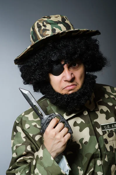 Lustiger Soldat im militärischen Konzept — Stockfoto