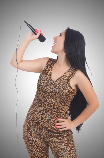 Žena zpěvačka s mikrofonem na bílém — Stock fotografie