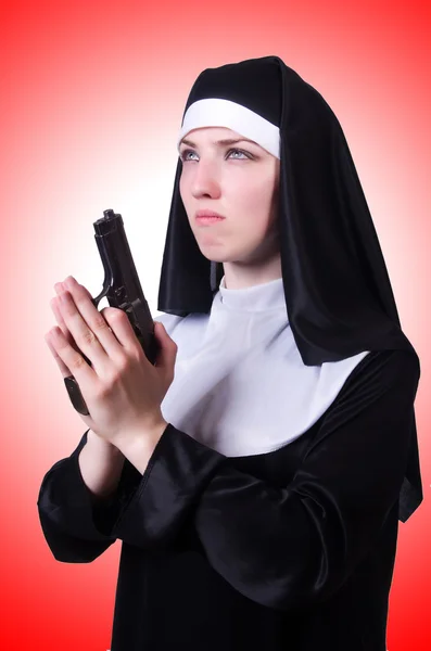 Nun with handgun — Stock Photo, Image