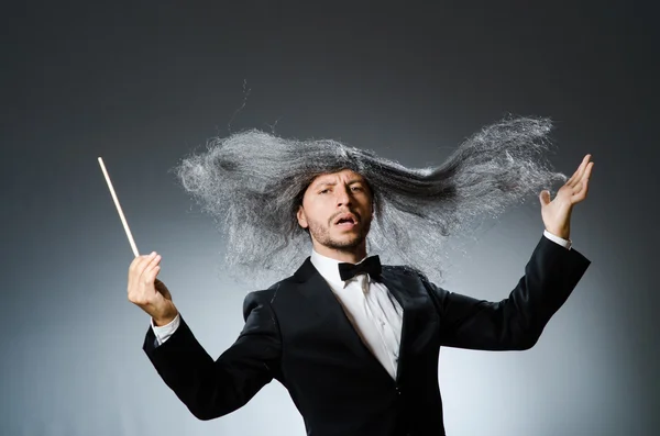 Lustiger Dirigent mit grauen Haaren — Stockfoto