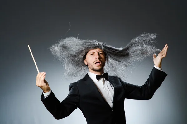 Drôle de conducteur aux cheveux gris — Photo