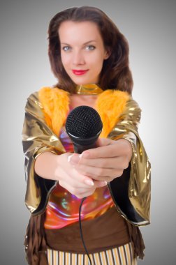 Mikrofonlu İspanyol elbiseli kadın.