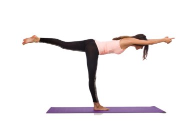 Beyazlar üzerinde izole edilmiş spor egzersizleri yapan genç kadın.