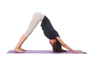 Beyazlar üzerinde izole edilmiş spor egzersizleri yapan genç kadın.