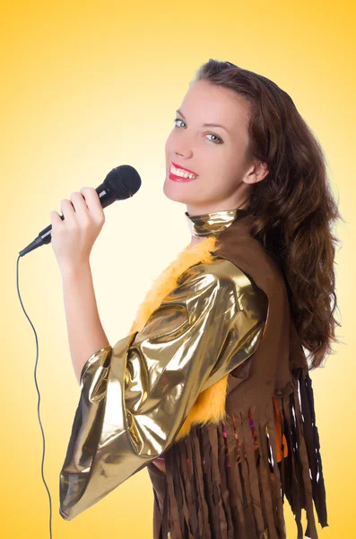 Mikrofonlu İspanyol elbiseli kadın.